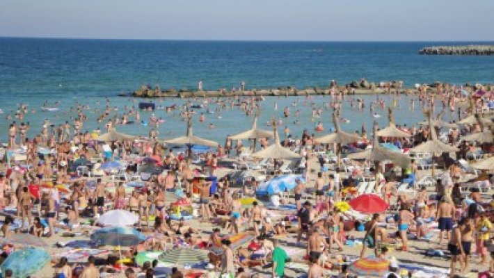 Mai puţini turişti străini